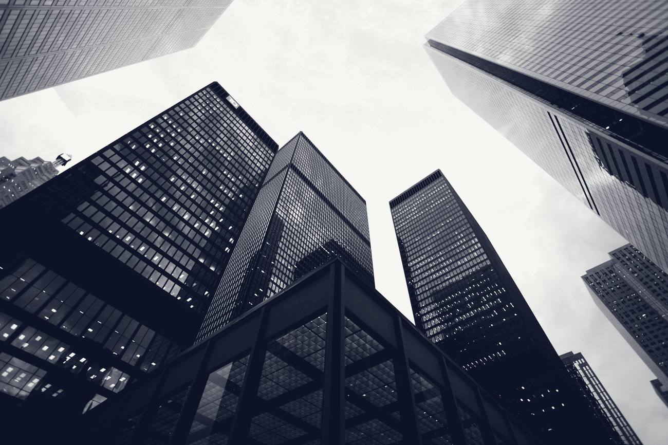 Arquitectura corporativa en perspectiva ascendente, tratamiento monocromo azul